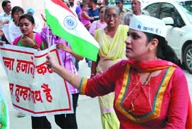 Activists of various non-governmental organisations (NGOs) hold a demonstration in support of Anna Hazare's national campaign against corruption, outside the Mini-secretariat in Bathinda on Wednesday