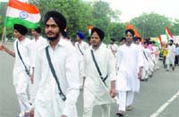 Sikh schoolchildren support the anti-corruption activist Anna Hazare by waving the National Flag at the Ramlila Ground in New Delhi