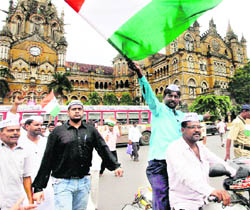 People belonging to minority communities participate in a rally to support Anna Hazare's Jan Lokpal Bill in Mumbai 