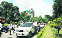 Students of Graphic Era University take out a procession in support of Anna Hazare in Dehradun 
