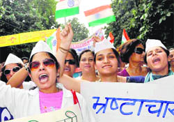 Medical professionals raise slogans in support of Anna Hazares movement in Faridabad. 