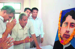  INLD state president and MLA Ashok Arora (extreme left) pays tributes to Shaheed Madan Lal Dhingra on the premises of Punjabi Dharamshala in Kurukshetra. 
