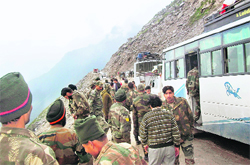 Passengers, including Army jawans, stranded at Rani Nullah near the Rohtang Pass
