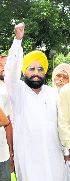Gobindpura farmers raise slogans in favour of acquisition in Chandigarh.