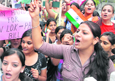Students of KMV take out a rally in support of Anna Hazare in Jalandhar.