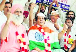 Members of the Anna Hazare Sangharsh Committee on hunger strike at the Mall Road in Patiala