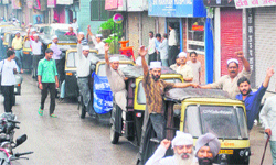 Autorickshaw pullers hold a rally in support of Anna Hazare in Mandi on Saturday.