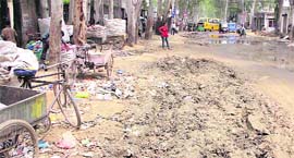 A sludgy stretch of the Kala Sanghian road.