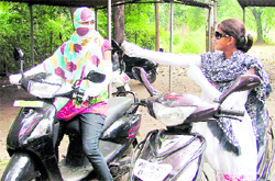 Girls protect themselves against the sun in Ludhiana