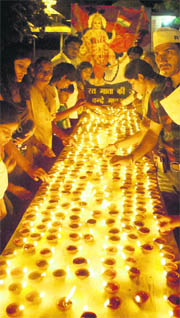 Supporters of Anna Hazare light 1,100 diyas in favour of the Jan Lokpal Bill in Gurgaon 