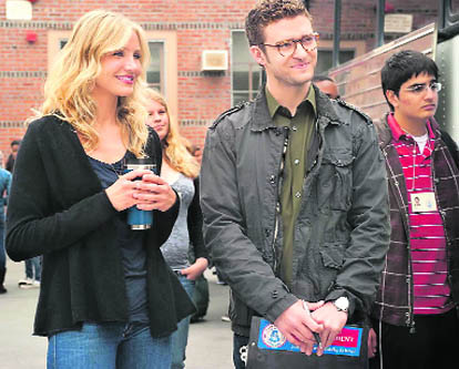 Apart from Cameron Diaz showing enough cleavage, there is not much substance in the film
