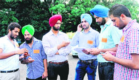 Students woo voters through SMSes.
