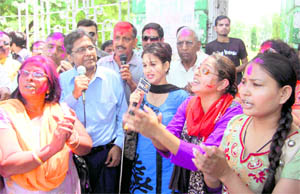 Sangeeta Dhondiyal, famous Garhwali singer (third from right), sings in support of Anna Hazare. 