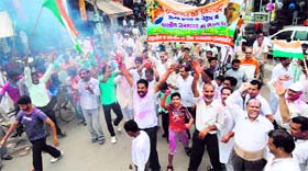 People celebrate the end of Hazares fast by organising a victory procession in Sirsa.