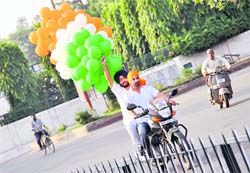 Supporters celebrate Anna Hazares victory in Ludhiana.