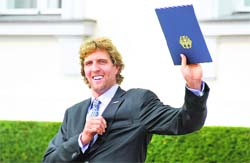 Dallas Mavericks forward Dirk Nowitzki was awarded the Silberne Lorbeerblatt on Sunday.