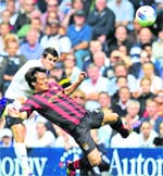 Tottenham Hotspur's Gareth Bale (L) vies with Manchester City's David Silva during their EPL 