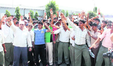 Workers protest outside Marutis Manesar plant in Gurgaon district 