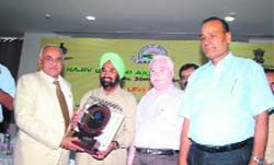 Haryana Finance Minister Harmohinder Singh Chatha felicitates Vice-Chancellor HS Chahal at a state-level function in Panchkula