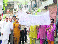 Family members of deceased Bharti Devi and some villagers hold a protest demonstration at Nurpur on Monday. 