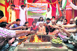 People perform a yajna for speedy recovery of Anna Hazare in Gurgaon on Monday.