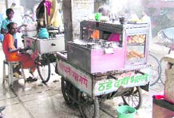 Vendors selling eatables in the open in Ludhiana.
