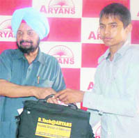 Former director of the CBI, Joginder Singh, awards a students