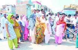 Residents block vehicular traffic against choking of sewers at Sirsa