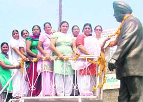 Congress leader Gurkanwal Kaur, along with her party workers, pays tributes to her father Beant Singh on his 16th death anniversary in Jalandhar on Wednesday