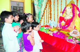 Children pray in front of an idol of Ganesha on Ganesh Chaturthi n Amritsar