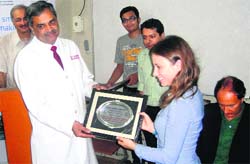 Dr SS Sangwan, Vice-Chancellor, Pt BD Sharma University of Health Sciences presents a memento to a participant from Italy at the concluding function of a basic-level course on ultrasound life support at PGIMS in Rohtak