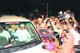 Anna Hazare returns to his village as mediapersons and villagers greet him