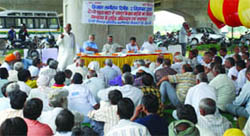 Farmers from areas near the Yamuna hold a meeting to discuss their demands under the Akshardham bridge in east Delhi on Friday.
