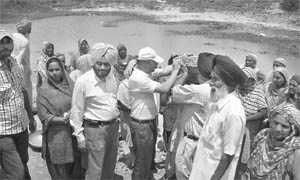 District officials help out NREGS workers in Fatehgarh Sahib district 