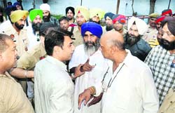 Warring groups engage in an argument in Jalandhar. 