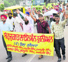Members of the Unemployed Linemen Union hold a rally 