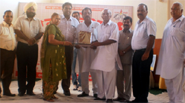Cabinet Minister Surjit Kumar Jyani honours Satpal Krishan Mohla, a teacher, at the district-level programme organised on the eve of the Teachers Day in Fazilka
