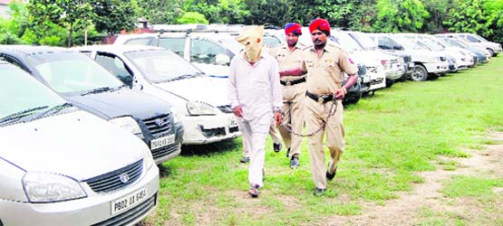 Members of the gang of vehicle-lifters in police custody in Amritsar 