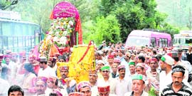 The palanquin of Pirdi Thana Devta being carried by devotees.