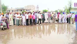 Protesters organise a dharna on the Moga road in Shahkot.