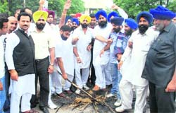 Youth Akali Dal activists burn effigies of Capt Amarinder Singh and Harbhagwan Singh in Jalandhar