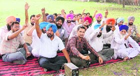 Members of the ETT Teachers’ Union protest at the mini-secretariat in Ludhiana on Monday