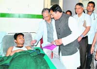 Chief Minister Ramesh Pokhriyal Nishank meets an injured person in hospital on Tuesday.