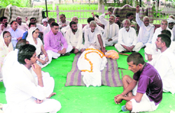 Farmers sitting in dharna with the body of Ishwar Singh Siwach at Fatehabad on Tuesday