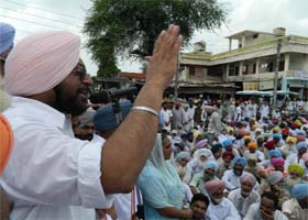 Congress MLA Jeetmohinder Singh Sidhu addressing the protesting farmers at Talwandi Sabo in Bathinda district on Wednesday