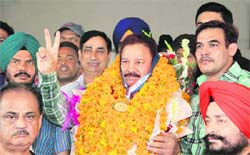 Veteran wrestler and Punjab Police DIG Kartar Singh being welcomed back home at Jalandhar railway station