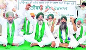 Protesting farmers sit on a fast at Dharmheri village near Patiala on Wednesday