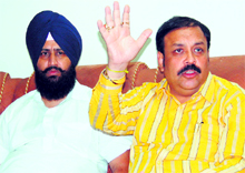 Mayor Shwait Malik talks about his recent tour of Bakersfield city in the USA. Sitting beside him is Senior Deputy Mayor Ajaibir Singh Randhawa in Amritsar