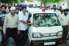 Relatives of 21-year-old Amanpreet, who died in the blast, take away his body from the mortuary of Lady Hardinge Hospital in New Delhi on Thursday.
