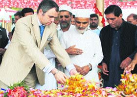 Chief Minister Omar Abdullah pays tributes to Sheikh Mohammad Abdullah at Naseem Bagh in Srinagar on Thursday